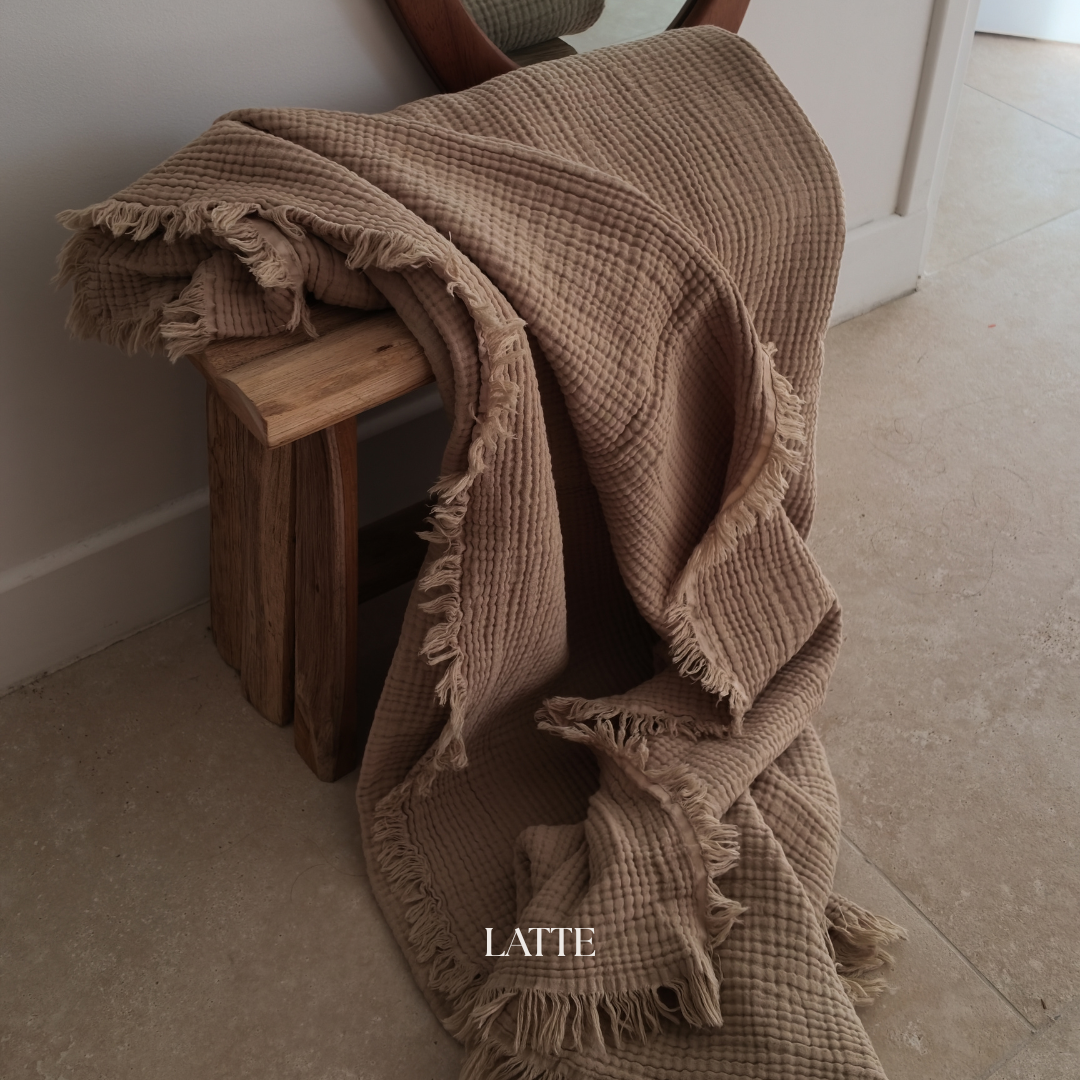 Le plaid en gaze de coton qui transforme chaque instant en rituel de douceur