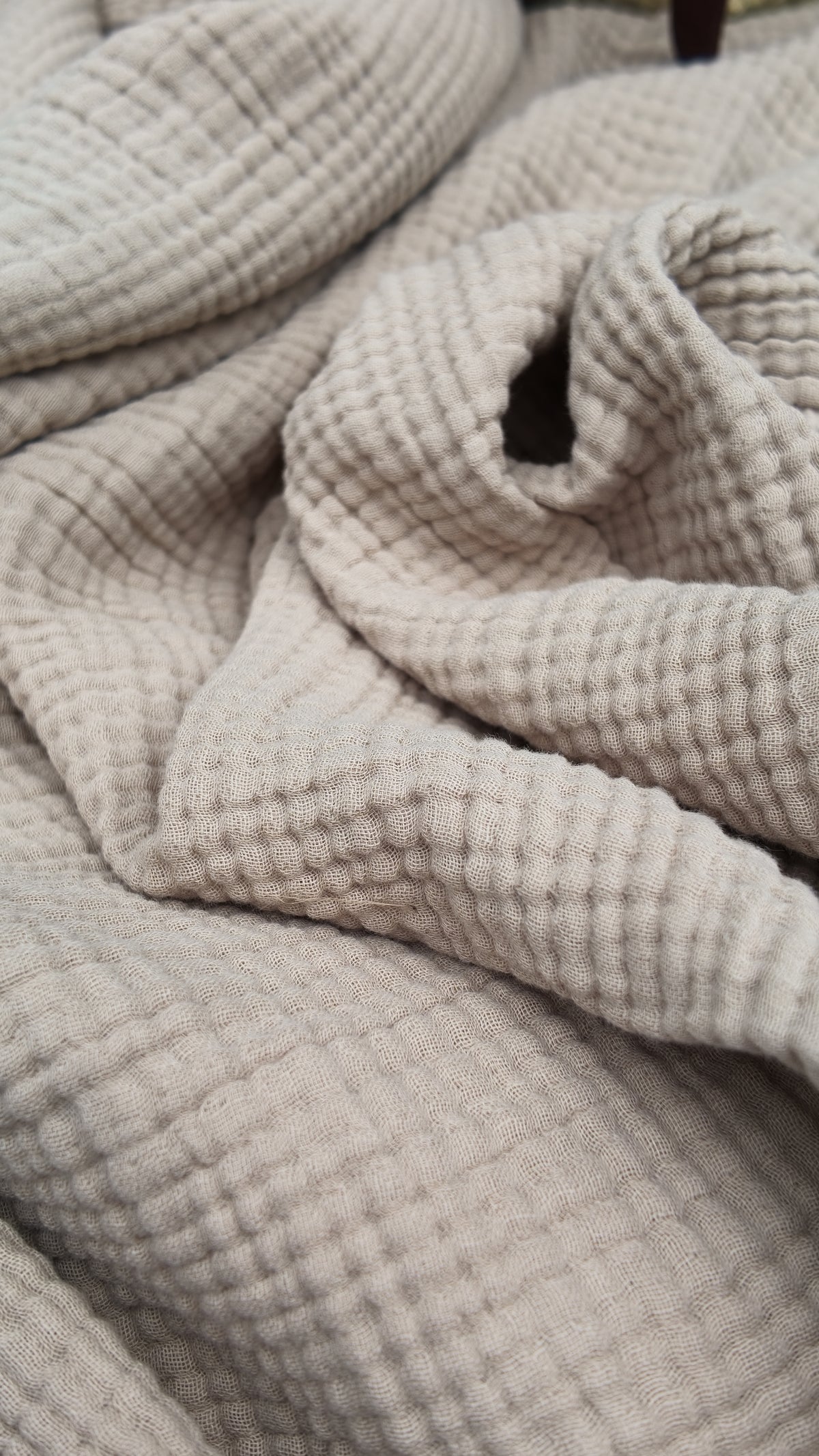 Le plaid en gaze de coton qui transforme chaque instant en rituel de douceur